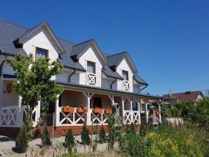 a large white house with a gambrel roof at Comfortable holiday cottages, Siano ty in Sianozety