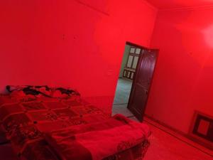 Una cama o camas en una habitación de OYO Golden Oyo Guest House