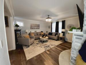 uma sala de estar com um sofá e uma mesa em Stay at The Retreat! Gatlinburg-Dollywood em Sevierville