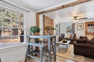 Χώρος καθιστικού στο Blue Spruce Cabin