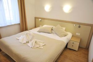 sypialnia z łóżkiem i ręcznikami w obiekcie Apartamenty Watra w Rabce