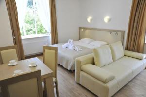 pokój hotelowy z łóżkiem i kanapą w obiekcie Apartamenty Watra w Rabce