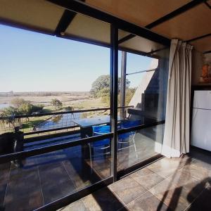 Zimmer mit einem Balkon mit einem Tisch und Aussicht in der Unterkunft Apart club San Pedro in San Pedro