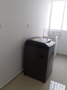 um caixote do lixo preto num quarto com uma janela em APARTAMENTO VALLEDUPAR em Valledupar
