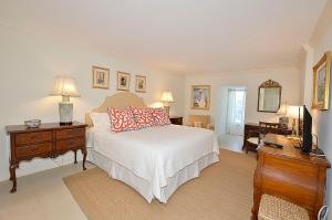1 dormitorio con 1 cama y escritorio con 2 lámparas en Royal Palm Penthouse #5, en Vero Beach