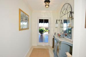 cocina con fregadero, espejo y pasillo en Royal Palm Penthouse #5, en Vero Beach