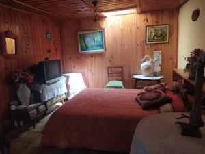 1 dormitorio con 2 camas y TV de pantalla plana en Casa habitacion condominio la Perla, en Isla Negra