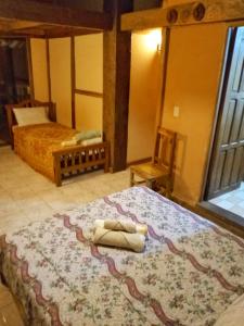 1 dormitorio con 1 cama con toallas en Peña Alta Samaipata, en Samaipata