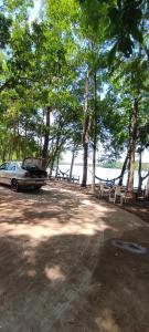 un'auto parcheggiata in un parcheggio vicino a un lago di Chácara Pingo de Ouro a Salto Grande