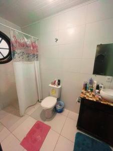 uma casa de banho com um WC, um chuveiro e um lavatório. em Lar Pôr-do-Sol do Sambaqui em Florianópolis