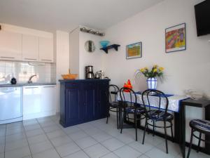 バニュルス・シュル・メールにあるAppartement Banyuls-sur-Mer, 2 pièces, 3 personnes - FR-1-309-39の青い島の景色を望むキッチン(テーブル、椅子付)