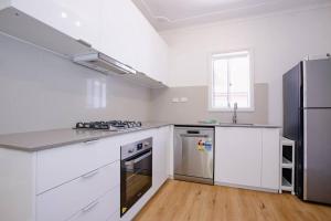 Η κουζίνα ή μικρή κουζίνα στο Comfy Family Home @ Kingsgrove Sleeps 7 with 2 Bathrooms & Parking