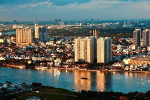 uma vista para uma cidade com um rio e edifícios em 2 Bedrooms in Landmark area em Ho Chi Minh