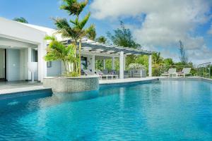 Bazén v ubytovaní Villa Grand Large Guadeloupe alebo v jeho blízkosti