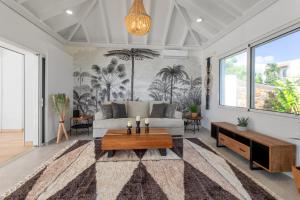 sala de estar con sofá y mesa en Oceanview Luxury Villa Escape, en Dawn Beach