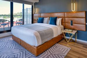 Postel nebo postele na pokoji v ubytování SOHO Hotel Auckland