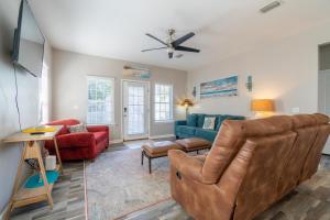 ein Wohnzimmer mit einem Sofa und einem Stuhl in der Unterkunft Jubilee By The Sea - King Bed - Pet Friendly in Panama City Beach