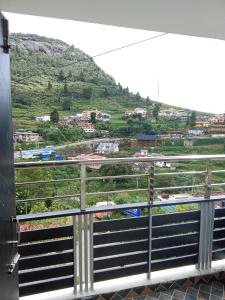einen Balkon mit Bergblick in der Unterkunft Queenhill Homestay Ooty in Udagamandalam