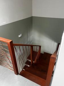 ein Treppenhaus mit Holztreppe in einem Zimmer in der Unterkunft Área Nobre in Garopaba