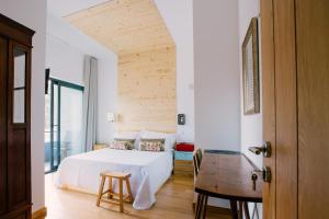 - une chambre avec un lit blanc et du parquet dans l'établissement Quinta dos Machados Countryside Hotel & Spa, à Mafra