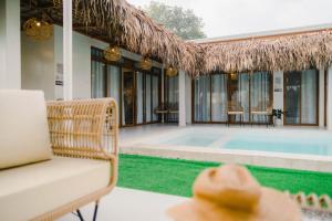 una camera con sedia e piscina di Private Villa with Pool in Vigan, Ilocos Sur - Selene Private Villas a San Vincente