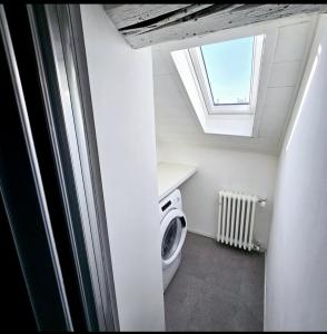 une buanderie avec un lave-linge et une fenêtre dans l'établissement heart of milan Apartment, à Milan