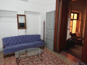 a living room with a blue couch and a table at Suite Vintage in Puebla