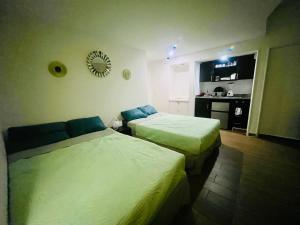 Postel nebo postele na pokoji v ubytování Hotel Torres Gemelas 2011 N