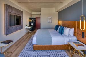Postel nebo postele na pokoji v ubytování SOHO Hotel Auckland