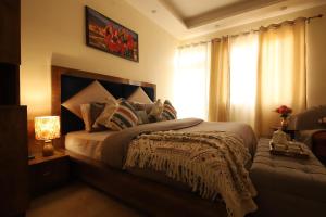 Un dormitorio con una cama grande y una ventana en Perfect Stayz Hills en Rishīkesh