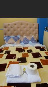 ein Bett mit einem Kuhmuster darauf mit einer Rolle Toilettenpapier in der Unterkunft Huascarán wasi, cómodo, con wifi y ducha caliente in Huaraz