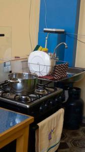 una estufa de cocina con olla y sartenes en Huascarán wasi, cómodo, con wifi y ducha caliente, en Huaraz
