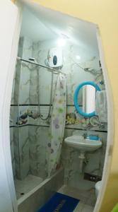 baño pequeño con ducha y lavamanos en Huascarán wasi, cómodo, con wifi y ducha caliente, en Huaraz