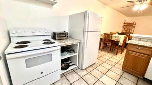 Kuchyň nebo kuchyňský kout v ubytování Mailan Hale Hostel + 9 fotografií
