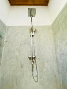 - une douche dans l'angle de la chambre dans l'établissement Hari Villa Mirissa, à Mirissa
