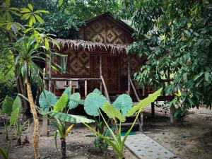 a small shack in the middle of a forest at Khao Sok Paradise Resort in Khao Sok National Park