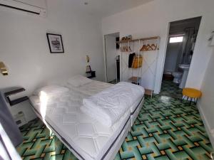 Cama ou camas em um quarto em Studio Saint-Cyprien, 2 pièces, 2 personnes - FR-1-776-64