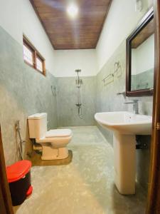 uma casa de banho com um WC e um lavatório em Hari Villa Mirissa em Mirissa
