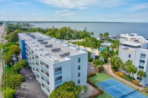 een luchtzicht op een gebouw met een tennisbaan bij 2BR in Key largo w pool and sunset views in Key Largo