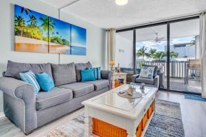 een woonkamer met een bank en een tafel bij 2BR in Key largo w pool and sunset views in Key Largo