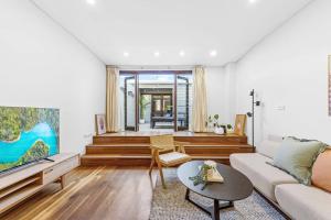 sala de estar con sofá y mesa en Escape To Sydney @ Ultimo Unique 2 Bedroom Sleeping 7 City Side en Sídney