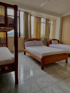 een slaapkamer met 2 stapelbedden en een balkon bij Hotel Río Tena in Tena