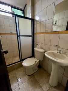 een badkamer met een toilet en een wastafel bij Hotel Río Tena in Tena