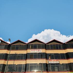 een hotelgebouw met een blauwe lucht op de achtergrond bij Hotel Río Tena in Tena