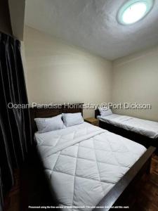 een groot wit bed in een kamer met een raam bij Ocean Paradise homestay @ port dickson in Port Dickson