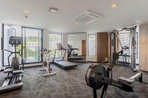 een fitnessruimte met diverse fitnessapparatuur in een gebouw bij CBD Apartment beside Millennium in Auckland