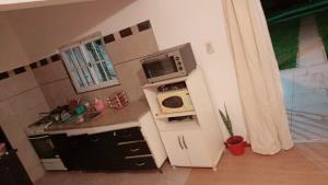 Kitchen o kitchenette sa Casa Aeropuerto (Transfer Incluído al Aeropuerto de Ezeiza)