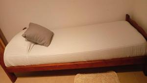 Tempat tidur dalam kamar di Casa Aeropuerto (Transfer Incluído al Aeropuerto de Ezeiza)