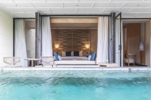una camera con letto e piscina di Cape Nidhra Hotel a Hua Hin