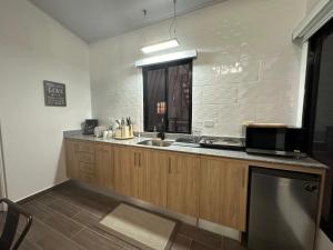 a kitchen with a sink and a microwave at Cabañas y suites Sunset in Alto Boquete